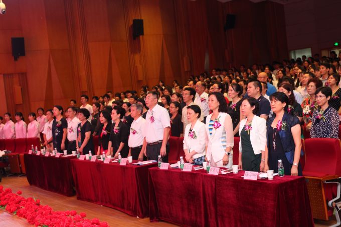 一首慷慨激昂、振奋人心的国歌为本次成立大会拉开帷幕.jpg