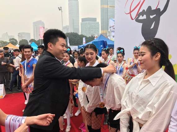 58d2435f86aa8.jpg 赛事嘉宾为beat365官网队员颁奖.jpg