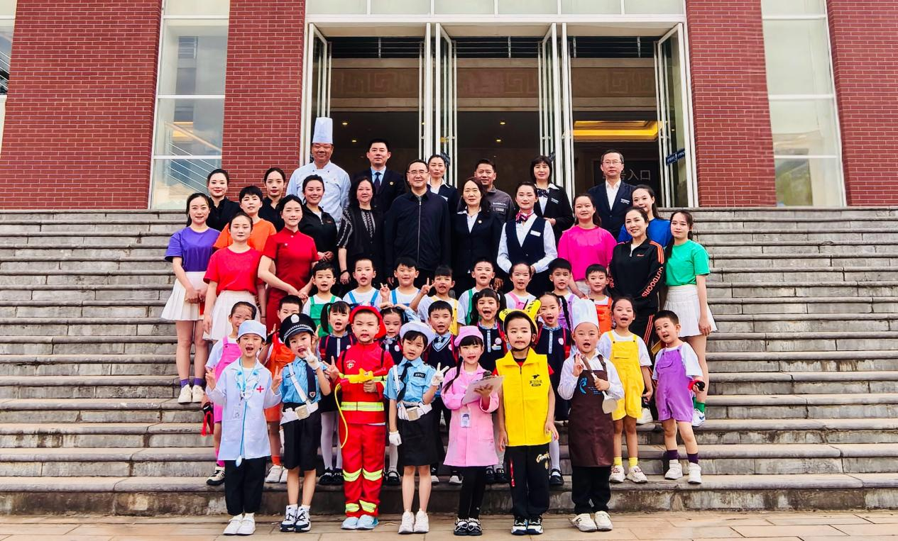 幼儿园（吾悦园区）荣获玩球直播官网2025职业装服饰秀活动最
